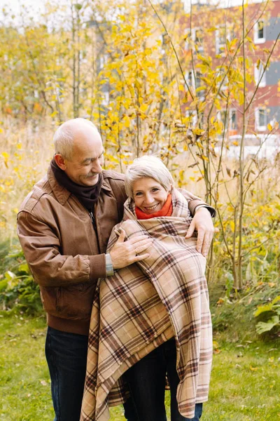 Portret Van Een Mooie Oude Paar Natuur Gelukkige Mooi Senior — Stockfoto