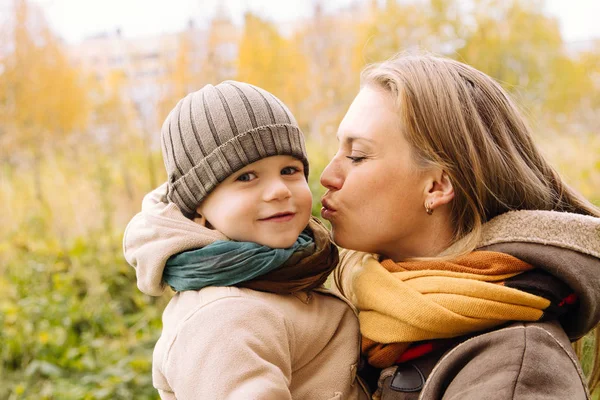 Mãe Filhos Filhos Amor Amor Uma Mãe Mulher Bonita Seu — Fotografia de Stock