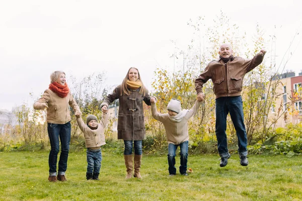Familia Felicidad Generación Hogar Gente Concepto Familia Feliz Otoño Parque — Foto de Stock