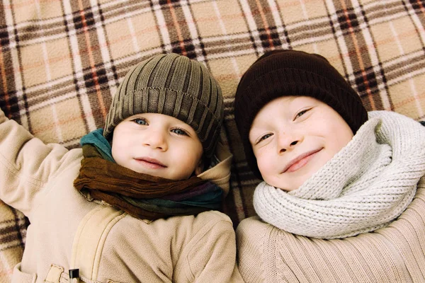 Amor Entre Dois Irmãos Irmãos Felizes Natureza Irmãos Sorridentes Felizes — Fotografia de Stock
