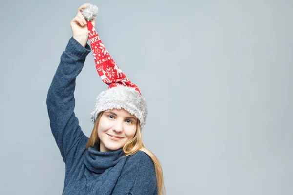 Christmas Flicka Santa Hatt Undrade Grå Bakgrund — Stockfoto