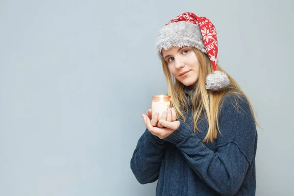 Christmas Flicka Santa Hatt Undrade Grå Bakgrund — Stockfoto