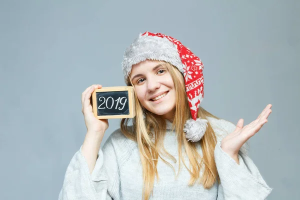 Christmas Flicka Santa Hatt Leende Och Med 2019 Skylt Grå — Stockfoto