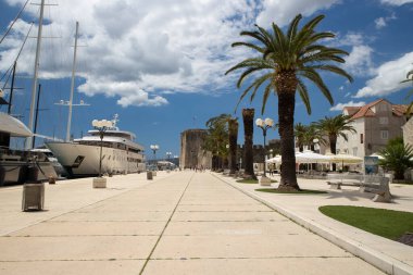 Trogir, Hırvatistan-20 Haziran 2020: Corona virüs salgını ve bu sezon Dalmaçya 'da çok daha az turist tarafından harap edilen boş Trogir şehir merkezi