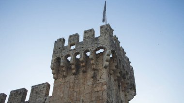 Trogir, Hırvatistan. 21 Haziran 2020: Ünlü, eski, taştan Kamerlengo kalesi, Unesco dünya mirası sahası, Corona virüsü salgınından etkilenen turizm sezonunda ziyaretçilere kapalı