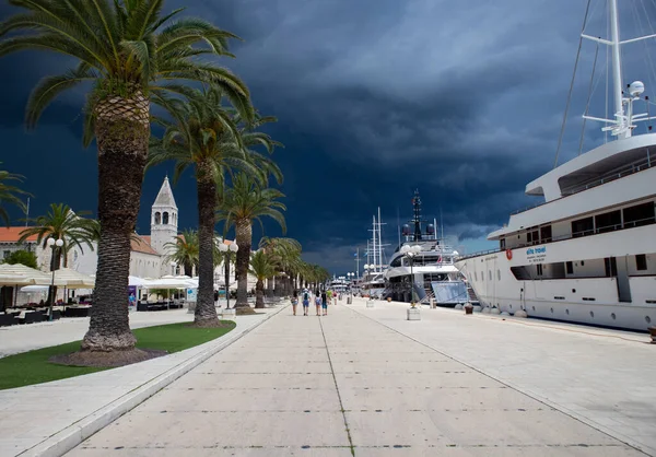Trogir Κροατία Ιουνίου 2020 Σύννεφα Καταιγίδας Πλησιάζουν Πάνω Από Μνημείο — Φωτογραφία Αρχείου
