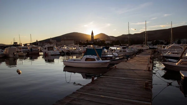 Trogir, Hırvatistan. 21 Haziran 2020: St. Lawrence Katedrali, eski, Dalmaçya 'nın Trogir kasabasında, Unesco' nun dünya mirası alanında, günbatımı ışınlarıyla aydınlatılarak ön planda demirlemiş teknelerle desteklenmektedir.