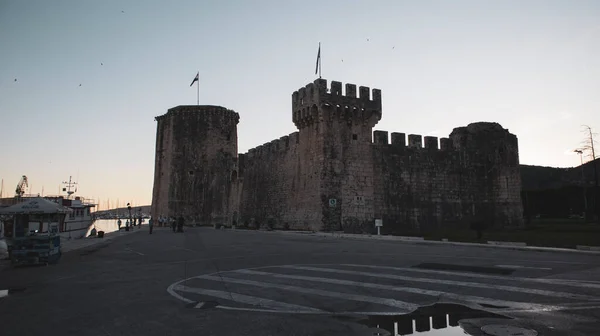 Trogir, Hırvatistan. 21 Haziran 2020: Ünlü, eski, taştan Kamerlengo kalesi, Unesco dünya mirası sahası, Corona virüsü salgınından etkilenen turizm sezonunda ziyaretçilere kapalı