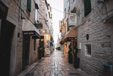 Trogir, Hırvatistan. 21 Haziran 2020: Corona virüsü salgınından etkilenen yaz mevsiminde normalde turistlerle dolu olan güzel Trogir kasabasının boş sokakları