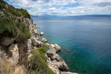 Ciovo adasında yoğun çam ormanlarıyla kaplı güzel, taş klipsleri, turkuvaz, berrak, mavi Adriyatik denizinin üzerinde.