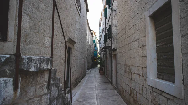 Trogir, Hırvatistan. 21 Haziran 2020: Corona virüsü salgınından etkilenen yaz mevsiminde normalde turistlerle dolu olan güzel Trogir kasabasının boş sokakları
