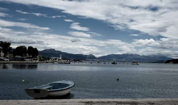 Trogir, Hırvatistan. 21 Haziran 2020: Trogir kasabası üzerinde ve balıkçı tekneleriyle liman üzerinde bulutlar toplanıyor