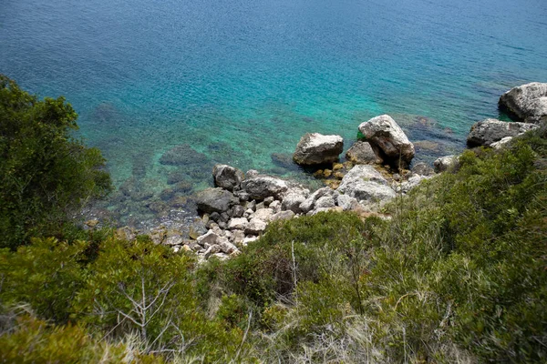 Beautiful Clear Turquise Sea Fallen Stone Rocks Shallow Water Shore — Stock Photo, Image