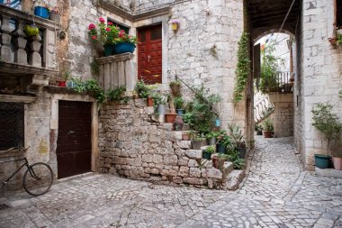 Trogir, Hırvatistan-21 Haziran 2020: Unesco dünya mirasının muhteşem, eski şehir merkezi, Dalmaçya kıyısındaki Trogir kasabası, geleneksel taş evler ve dar, asfalt sokaklarla dolu