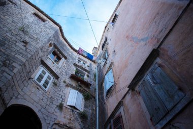 Trogir, Hırvatistan-21 Haziran 2020: Unesco dünya mirası sahasının eski, geleneksel taş evleri, Trogir kasabası, orta Dalmaçya 'nın güzel turistik merkezi