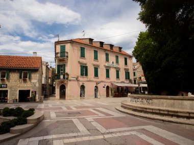 Split, Hırvatistan-22 Haziran 2020: En büyük Dalmaçya kenti olan Split 'in eski şehir merkezindeki eski Dalmaçya caddelerinde ve meydanlarında yürümek