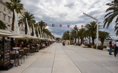 Split, Hırvatistan-22 Haziran 2020: Popüler Split limanı, antik Diocletian sarayının etrafında sayısız kafe terası bulunan ünlü turizm merkezi