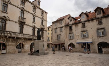 Split, Hırvatistan-22 Haziran 2020: Corona virüsü turizm sezonunu etkilediği sırada, Split kentindeki popüler turizm merkezi olan Diocletian Sarayı 'nın yarısı boş caddelerinde ve meydanlarında yürümek