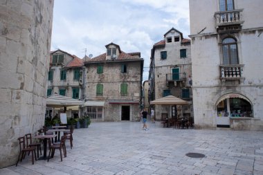Split, Hırvatistan-22 Haziran 2020: Corona virüsü turizm sezonunu etkilediği sırada, Split kentindeki popüler turizm merkezi olan Diocletian Sarayı 'nın yarısı boş caddelerinde ve meydanlarında yürümek