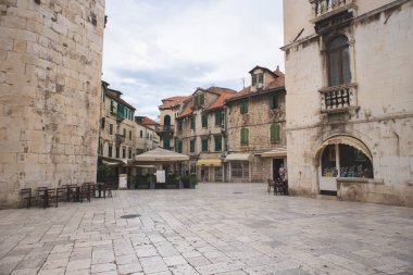Split, Hırvatistan-22 Haziran 2020: Split şehrinin eski tarihi merkezi, Dalmaçya mimarisi ile dolu ve antik Roma zamanlarından kalma pek çok bina