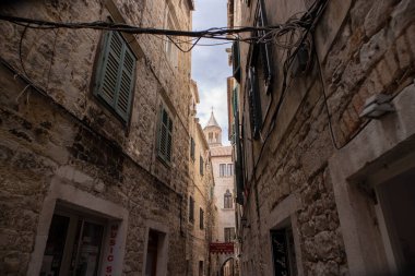 Split, Hırvatistan-22 Haziran 2020: Diocletian Sarayı, Unesco dünya mirası sahasındaki dar ve asfalt sokaklara yerleştirilmiş muhteşem taş evler, Roma zamanından hatıralar saklanıyor