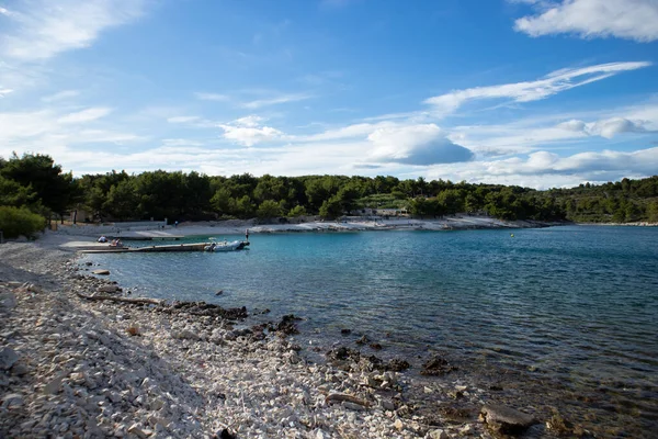 Ciovo, Hırvatistan-21 Haziran 2020: Ciovo adasındaki güzel Labaduza plajı, beyaz kayalar, çakıl taşı kıyıları ve güzel, turkuaz deniz ve yeşil, gölge için çam ormanı