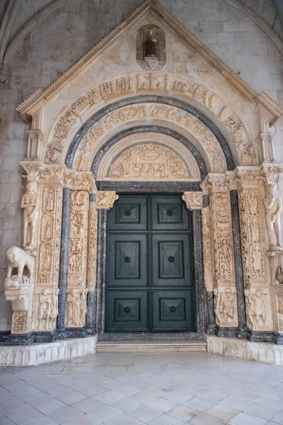 Trogir, Hırvatistan-21 Haziran 2020: Mimari ve heykel başyapıtı, Roma portalı, Unesco 'daki St. Lawrence katedraline giriş, Trogir kasabası