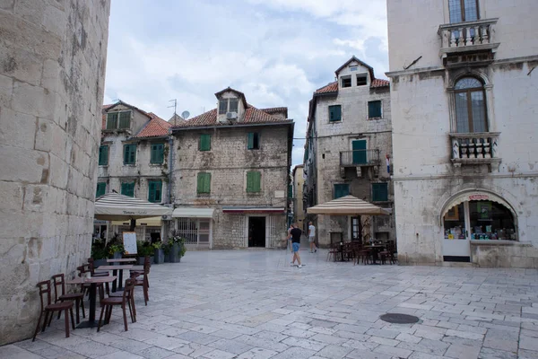 Split, Hırvatistan-22 Haziran 2020: Corona virüsü turizm sezonunu etkilediği sırada, Split kentindeki popüler turizm merkezi olan Diocletian Sarayı 'nın yarısı boş caddelerinde ve meydanlarında yürümek