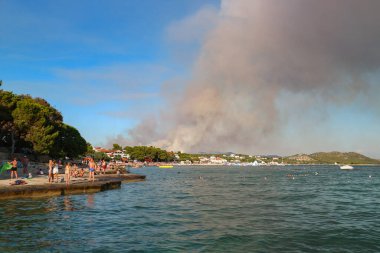 Pakostan, Hırvatistan-24 Temmuz 2017: Yoğun ve gri orman yangını, Dalmaçya 'nın orta kesimindeki torist kentin yukarısında, doğal afet ve potansiyel tehlike konusunda insanları uyararak havada yükseliyor