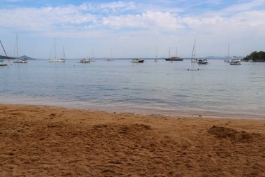 Hırvatistan 'ın Vrgada adasındaki kırmızı kum plajları, Adriyatik' te çok popüler bir turizm merkezi olan diğer adalara sığ geçişler yaratan yerin etrafındaki toprak kaymalarıyla oluşturuldu.                            