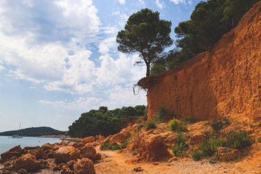 Güzel, doğal olarak Vrgada adasında toprak kaymalarıyla kırmızı kumsallar yaratarak, bu ıssız adayı Adriyatik kıyısının Hırvat kesiminde popüler bir turizm merkezi haline getirdi.                