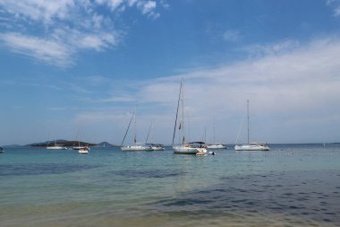 Hırvatistan 'ın Vrgada adasında güzel bir yaz sabahı, sığ körfezdeki demirlemiş yatların manzarası                            