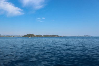 Dalmaçya kıyıları ve adaları çalılık ve çam ağaçlarıyla kaplı. Yelken açmak ve özel plajları ve turkuazları keşfetmek için ideal bir yer.                          