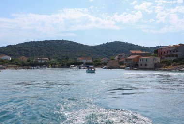 Vrgada, Hırvatistan-24 Temmuz 2017: Vrgada limanından denize açılmak, Dalmaçya 'da benzersiz, izole edilmiş bir adayı geride araba trafiği olmadan bırakmak                    