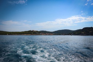 Vrgada adası körfezinden denize açılıp Dalmaçya Denizi 'ne yelken açmak, adanın sahillerini heyelan ile terk etmek ve arkada araba trafiği olmamak.                      