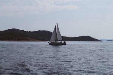 Açık yelkenli yelkenli, rüzgarı yakalayan ve Hırvatistan 'ın orta Dalmaçya kentindeki Vrgada adasının önündeki açık denizde geçen yelkenli.                         