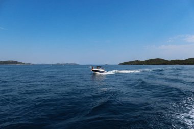 Vrgada, Hırvatistan-24 Temmuz 2017: Açık, Adriyatik sularındaki Vrgada adasından Dalmaçya kıyılarına dönerken teknemizin yanından geçen sürat teknesi