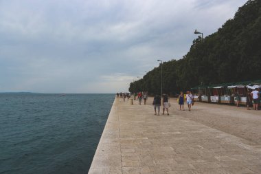 Zadar, Hırvatistan-Haziran 25. 2018: Zadar kenti kıyısı üzerinden yaklaşan kötü hava 