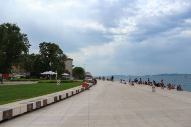 Zadar, Hırvatistan-Haziran 25. 2018: Zadar şehrinde toplanan insanlar, dalgalar çarptıktan sonra müzik çalan organların ünlü turistik cazibesi 