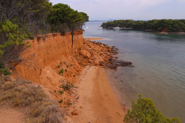 Adriyatik 'in Hırvat tarafında bulunan küçük, tenha bir Vrgada adası, kırmızı toprağı ve kara kaymaları ile ünlü, adanın parçalanmış kısımları, denize düştü.