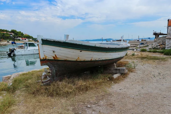 Vrgada Adasından Eski Terk Edilmiş Ahşap Bir Tekne Pakostan Şehir — Stok fotoğraf