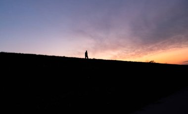 Güzel, renkli güneş ışığında Sava Nehri 'nde yürüyen bekar bir adam.