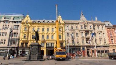 Zagreb, Hırvatistan-4 Mayıs 2020: Corona virüsü kısıtlayıcı tedbirleri sırasında ve ağır makinelerin gevşek ve bozuk yapı parçalarını kaldırmasına yol açan güçlü deprem sonrasında boş ana meydan