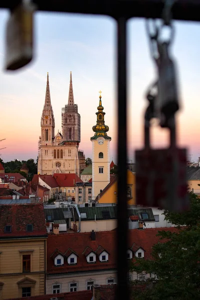 Zagreb 'de meydana gelen ve güneyde yıkılan şiddetli depremden önce, Zagrep' teki katolik kilisesinin arkasında iki kulesi bulunan güzel gotik katedrali.