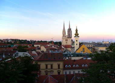 Zagreb 'de meydana gelen ve güneyde yıkılan şiddetli depremden önce, Zagrep' teki katolik kilisesinin arkasında iki kulesi bulunan güzel gotik katedrali.