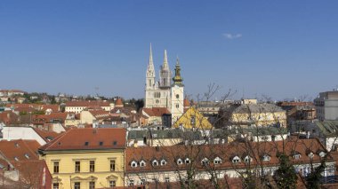 Zagreb, Hırvatistan-Apr, 5., 2020: Zagreb 'deki Gotik katedrali, güney kulesinin kırılan ve tarihi kent merkezindeki eski binalara hasar veren depremde hasar gördükten sonra