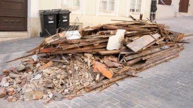 Zagreb, Hırvatistan-4 Mayıs 2020: Güçlü depremlerin eski binalara zarar vermesi sonrasında Zagreb 'de caddelerde yatan enkaz yığını, yıkılmış tuğla, duvar ve inşaat