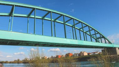 Zagreb, Hırvatistan-14 Mart 2020: Popüler demiryolu köprüsü, Sava Nehri 'ni geçiyor, yeşile boyanmış, gençlik ve rock müziğinin sembolü, halk arasında 
