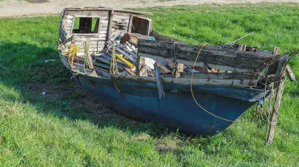 クロアチアのザグレブ市のサヴァ川の岸の芝生に横たわっていた 洪水と強い電流によって破壊された古い放棄されたボート — ストック写真