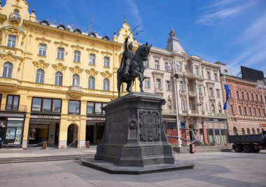 Zagreb, Hırvatistan-15 Nisan 2020: Ünlü Hırvat general Ban Jelaciç 'in heykeli, Zagreb' in ana meydanının üzerinde yükselen at, corona virüsü salgını sırasında boş ve deprem sonrasında kente hasar verdi